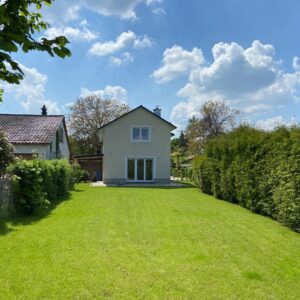 Neuwertiges Massivhaus (Energielabel A+) mit großem Garten in zentraler, aber idyllisch ruhiger Lage