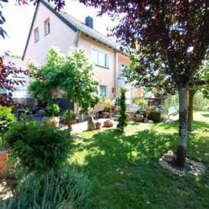 Einfamilienhaus mit neuwertiger Ausstattung, schönem Garten und Jacuzzi