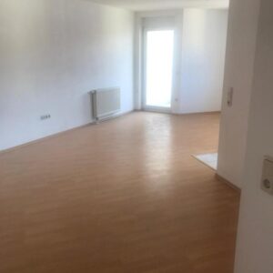 Barrierefreie, leerstehende 2,5 Zimmerwohnung mit Balkon und TG