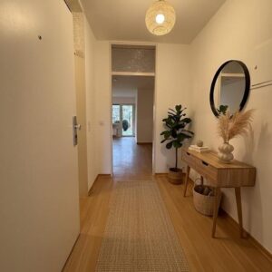 3-Zimmer-Wohnung mit Terrasse, kleinem Garten und offenem Wohn-Essbereich im Untergeschoss