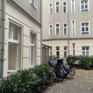 Komplett renovierte Altbau-EG-Wohnung mit 2,5 Zimmern (2 Schlafzimmer + Wohnküche)