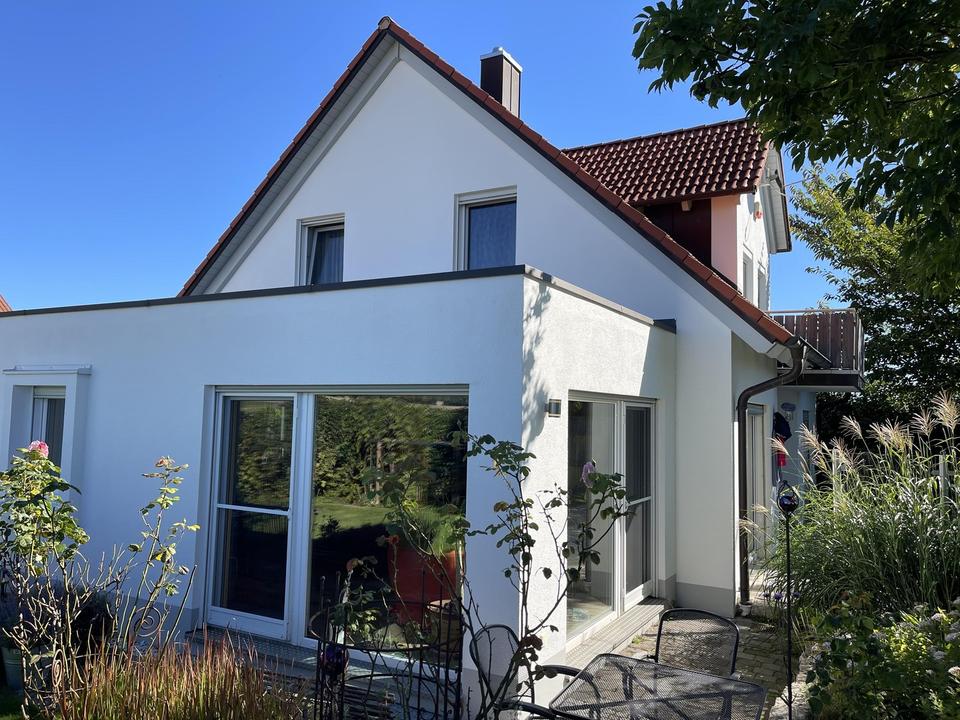 Röhrmoos v. Privat: Freisteh. EFH, 6 Zi., 2 Bäder, Massivbau, Kaminofen, ausgeb. Keller, Gartentraum