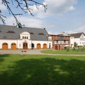 GUTSANLAGE (Teil-Nutzung in 10 Geb. + 5 ha. Grdst.) Nähe Müritz!