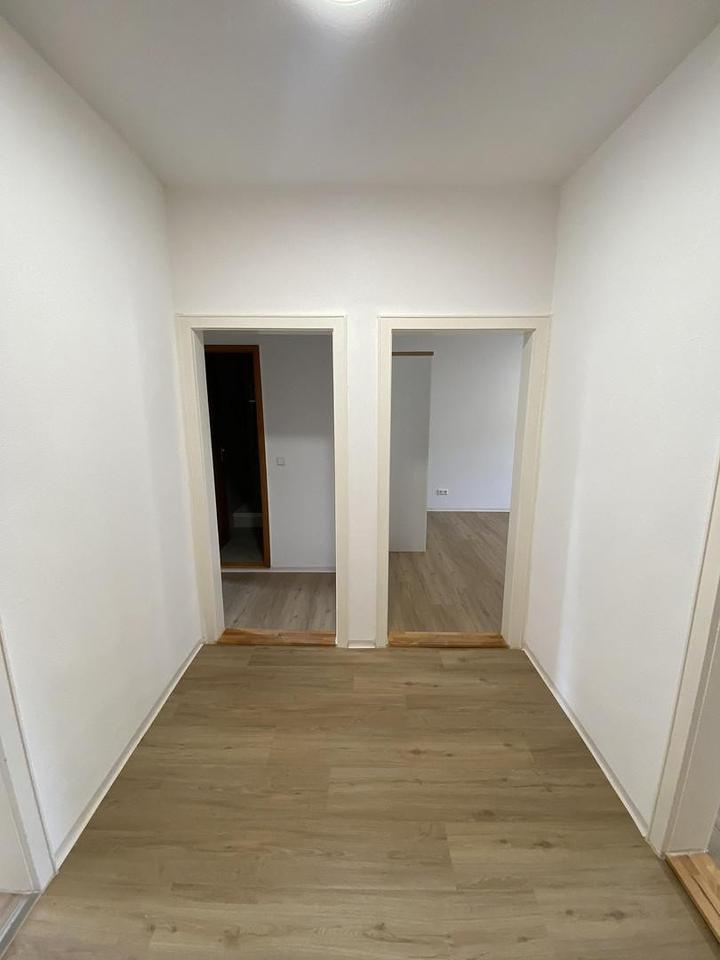 Zentral & Grüne Aussicht: Kernsanierte 3-Zimmer-Wohnung mit Einbauküche & Garten – Bild 2