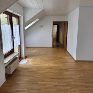 Schöne, großzügige DG-Wohnung in ruhiger Lage