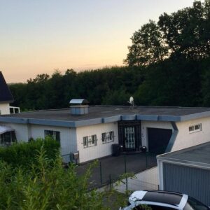 Einfamilienhaus – Außergewöhnlicher, freistehender Bungalow in Ruhiglage mit 3 Garagen