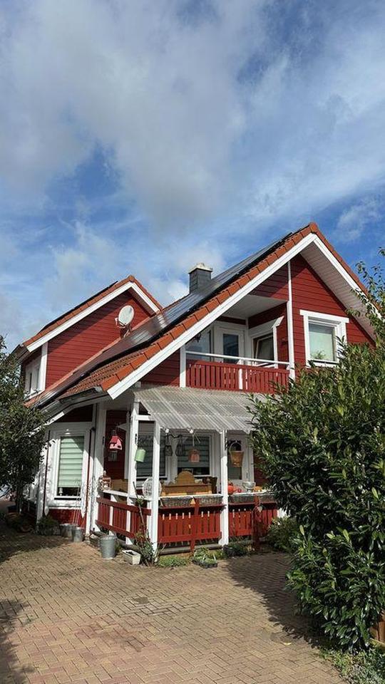 Wunderschönes schwedenrotes Holzhaus am Feldrand - von Privat