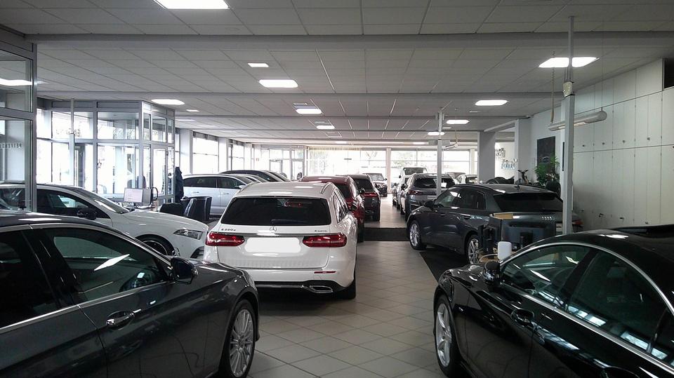 Autohaus - Showroom Werkstatt Waschstraße Aufbereitung Büro – Bild 4