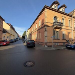 Kernsanierte Erdgeschosswohnung mit kleinen Garten und Balkon