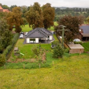 Modernes effizientes Einfamilienhaus mit Garten