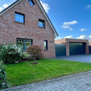 Traumhafte Doppelhaushälfte mit Wellnessbereich, Wintergarten, Doppelgarage und PV-Anlage