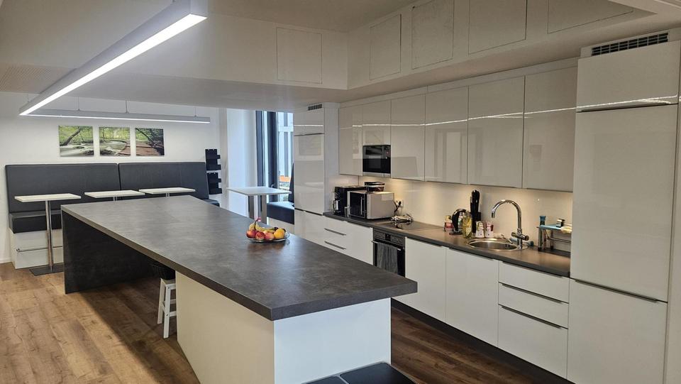 Sonnendurchflutete Panorama-Arbeitsplätze, Einzelbüros & Meetingräume – sofort bezugsfähig am OEZ – Bild 16