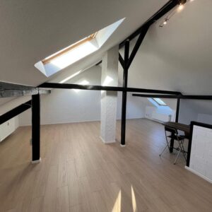 Erstbezug nach Modernisierung: Charmante 1-Zimmer-Dachgeschosswohnung mit EBK