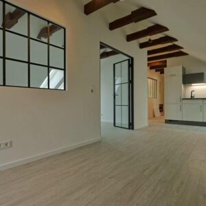 Exklusive Dachgeschosswohnung – Fußbodenheizung, Designglas, EBK & Sichtbalken