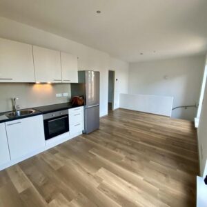 Lichtdurchflutetes unmöbliertes WG-Zimmer (16 qm) mit Balkon & Duschbad in stilvoller Maisonette