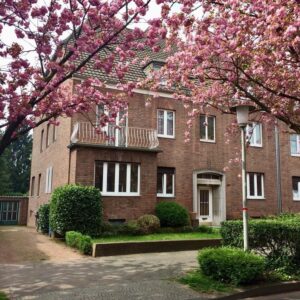 Sanierte Altbauwohnung mit Balkon & Einbauküche