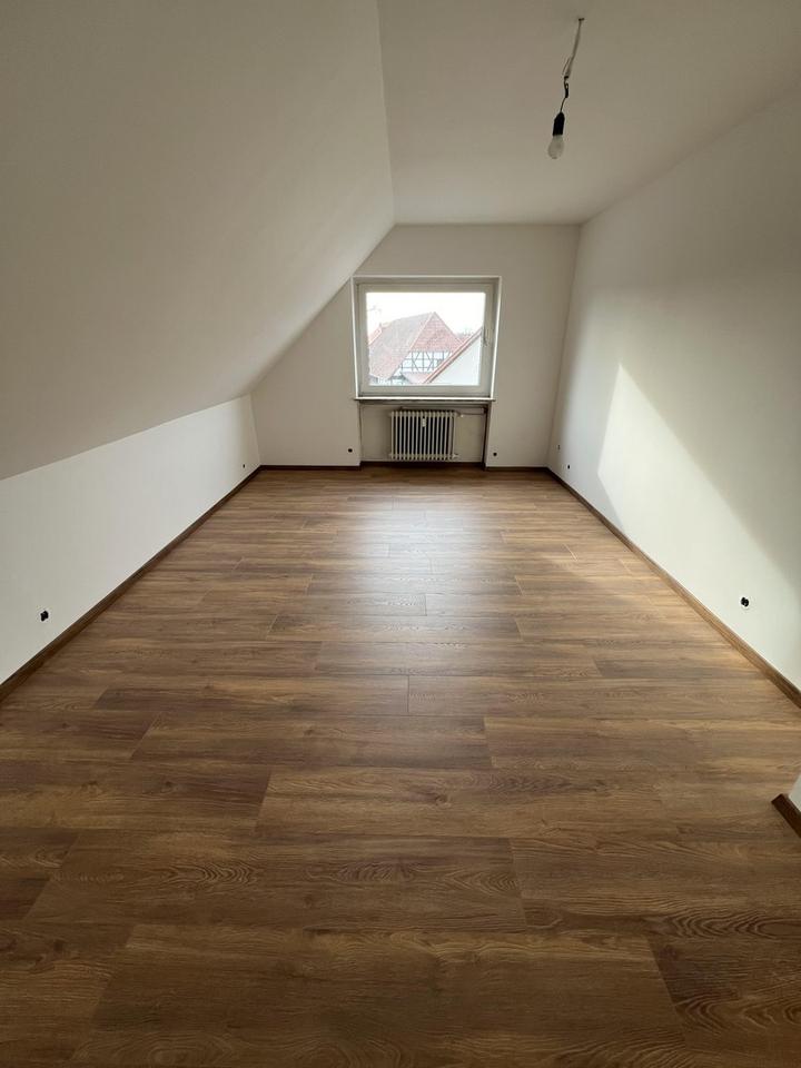 Sanierte 2 Zimmer Dachgeschosswohnung mit Küche und Sauna – Bild 2