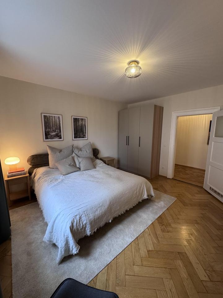 Denkmalgeschützter Altbau mit Charakter: Hohe Decken, viel Licht, stilvoll möbliert – Bild 3