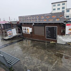 Imbissschiff mit Liegeplatz