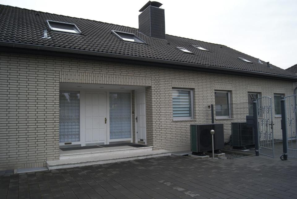 Modernisiertes Zweifamilienhaus mit separater Einliegerwohnung und Garage