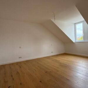 Altbau trifft Moderne - Lichtdurchflutete, klimatisierte Dachgeschosswohnung in kernsaniertem Altbau