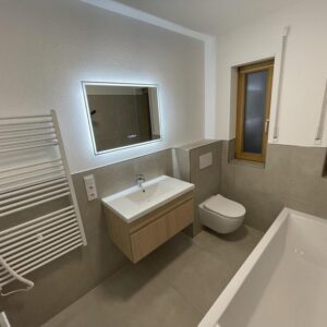 Provisionsfreie, vermietete, modernisierte 2-Zimmer-Wohnung mit Einbauküche & Stellplatz