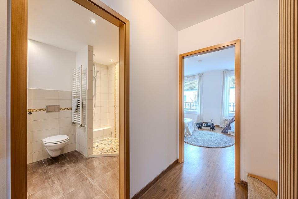 Modernes Reihenmittelhaus in Hanau – 5 Zimmer, zwei Stellplätze & Garten – Bild 13