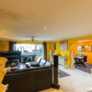 Wohnen wie im Haus: 250 m² auf einer Ebene , separater Eingang, riesen Terrasse