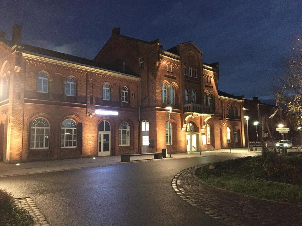 Schicke Büros und Räume im wunderschönen denkmalgeschützten Bahnhof 1A LAGE – Bild 2