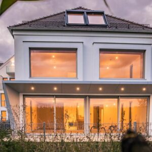 Frei stehendes Einfamilienhaus mit möglicher Einliegerwohnung und Tiefgarage