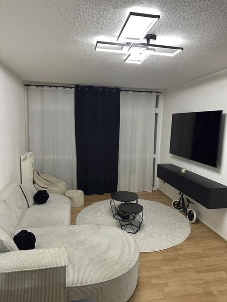 Schöne, modernisierte 2-Zimmer-Wohnung mit zwei Wintergärten – voll möbliert