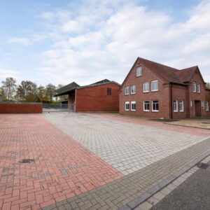 Top Gewerbeobjekt! Modernes Büro mit Lagerhalle & Stellplätze