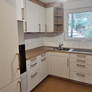 Ruhige 3 Zimmer, Flur, Einbauküche, Tageslichtbad mit Wanne