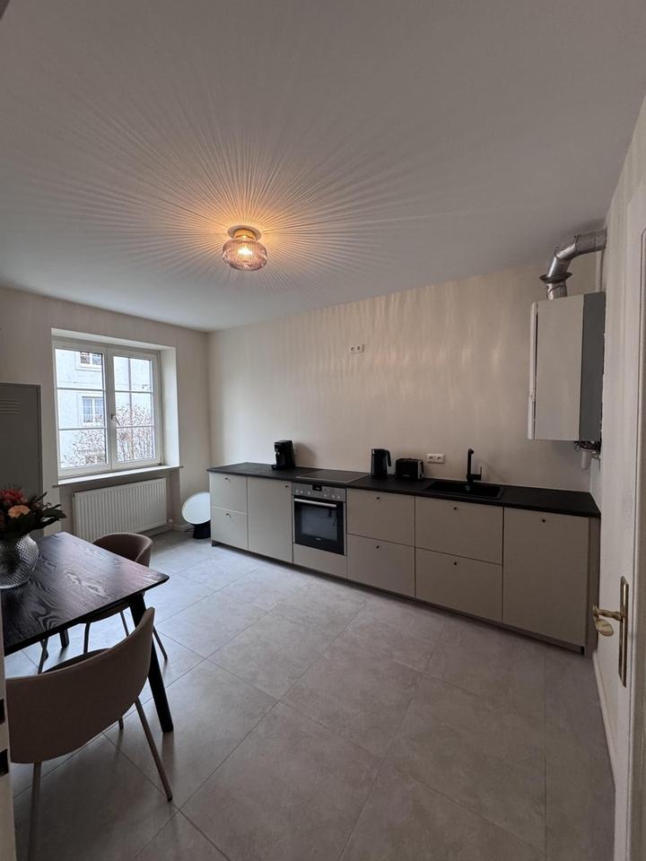 Denkmalgeschützter Altbau mit Charakter: Hohe Decken, viel Licht, stilvoll möbliert – Bild 12