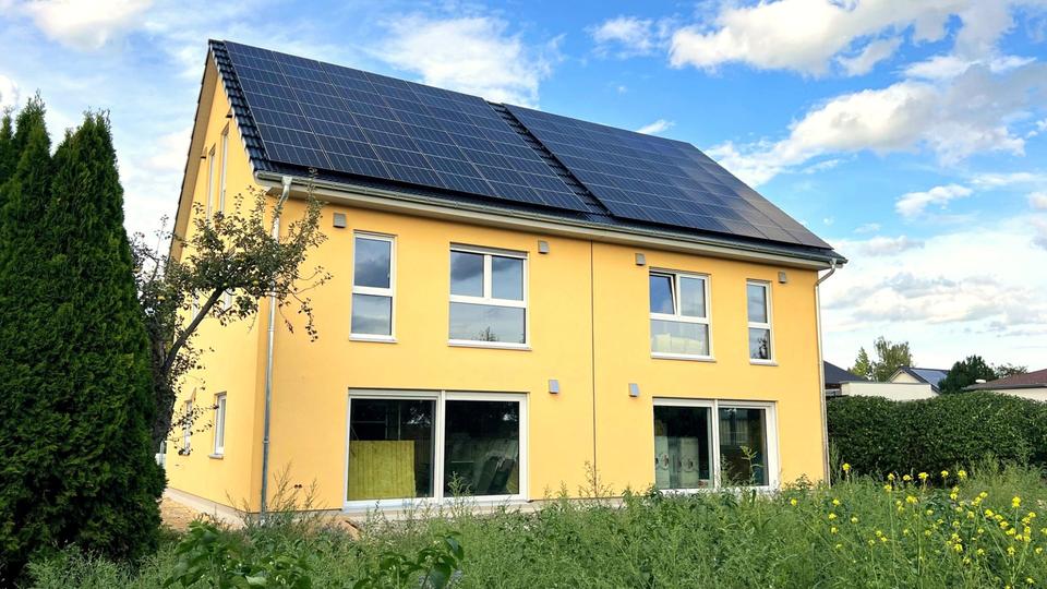 Ruhe mit Blick über Felder: Exklusives wohngesundes Plusenergie-Doppelhaus, S-Bahn fußläufig