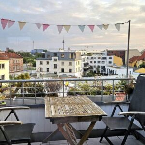 Lichtdurchflutete, moderne Dachwohnung mit Aussicht: zentral gelegen, dennoch ruhig *provisionsfrei*