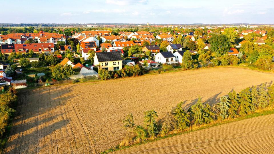 Ruhe mit Blick über Felder: Exklusives wohngesundes Plusenergie-Doppelhaus, S-Bahn fußläufig – Bild 3