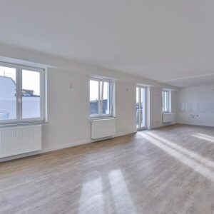 Schöne sanierte 4 Zimmer Wohnung im Altbau