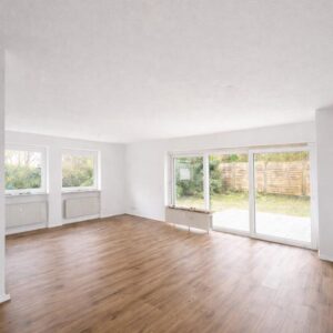 Exklusive 3 Zi.- EG-Wohnung mit großem Garten, Terrasse & Doppelgarage – LU