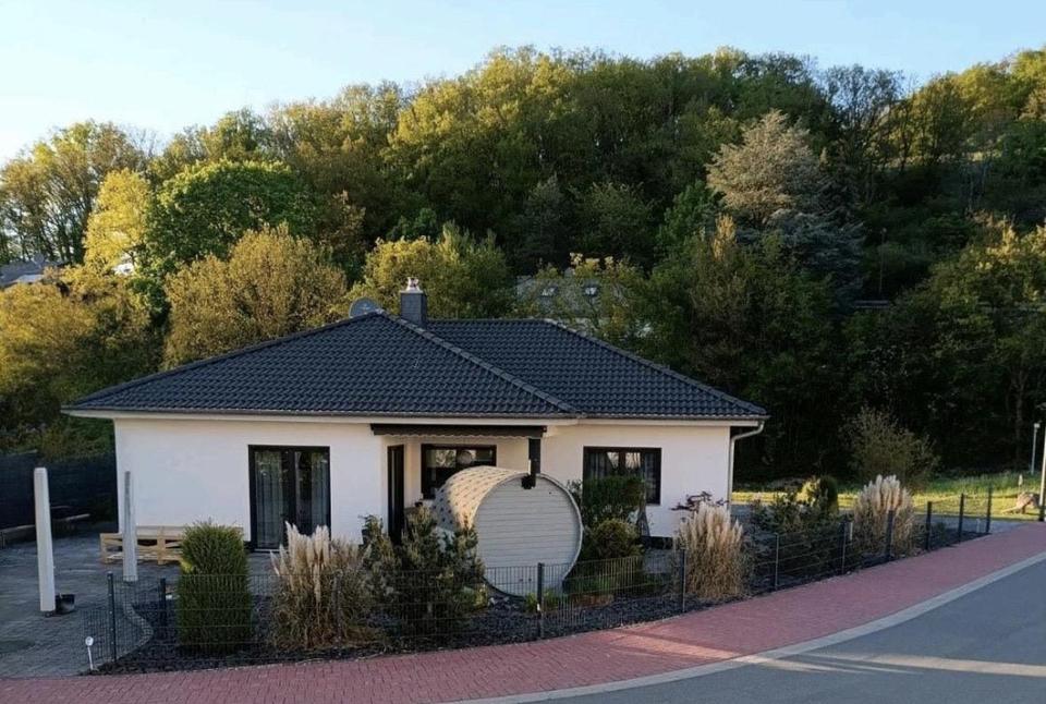 Moderner, energieeffizienter Winkelbungalow mit Sauna & Kamin – Bild 2