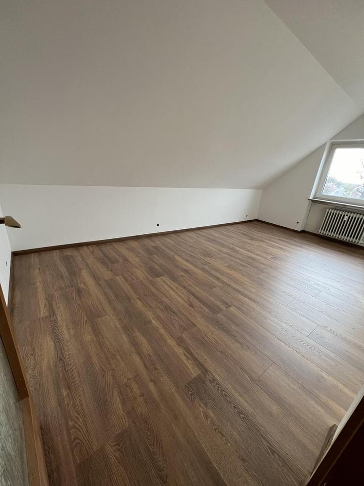 Sanierte 2 Zimmer Dachgeschosswohnung mit Küche und Sauna