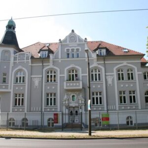 Individuelle und geräumige Maisonette-Wohnung mit drei Zimmern Terrasse und EBK