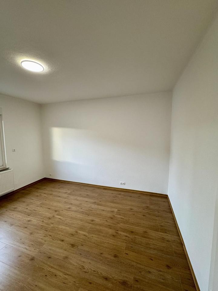 Moderner Altbau mit Stil - Renovierte 3-Zimmer-Wohnung mit Einbauküche & Balkon – Bild 13