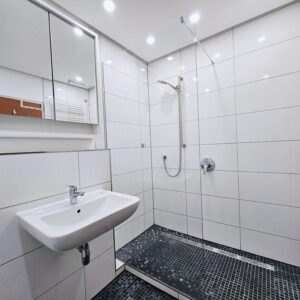 Voll möblierte Wohnung mit Einbauküche u. Balkon