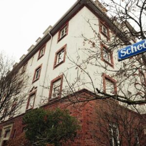 Denkmalgeschützter Altbau mit Charakter: Hohe Decken, viel Licht, stilvoll möbliert