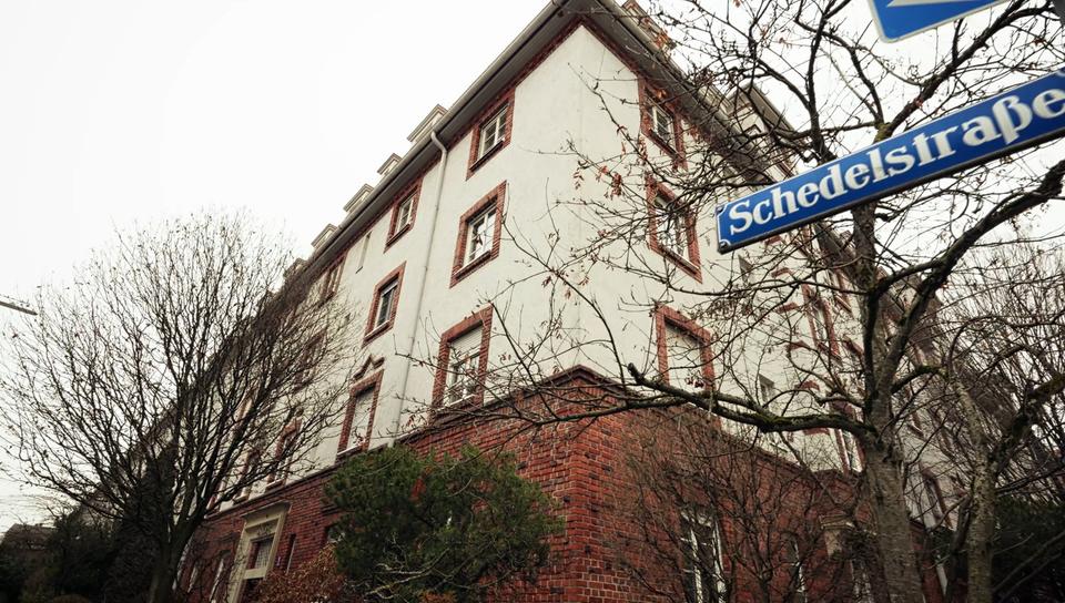 Denkmalgeschützter Altbau mit Charakter: Hohe Decken, viel Licht, stilvoll möbliert