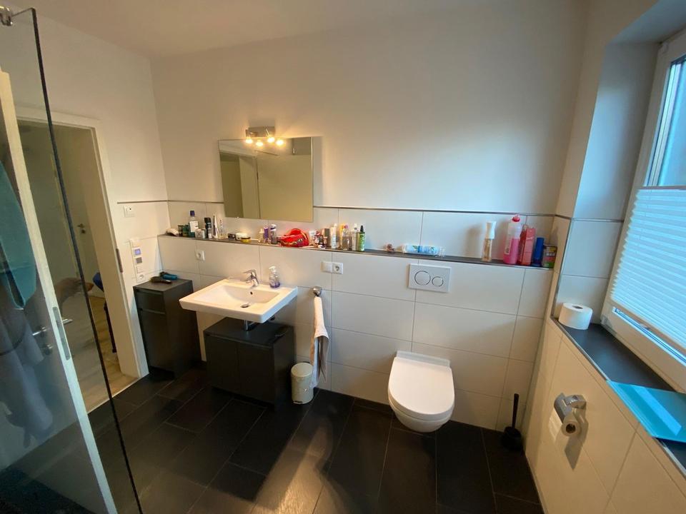 neuwertige 3 Z. Wohnung 91qm mit Gäste WC, Ankleidezimmer u. mehr – Bild 7