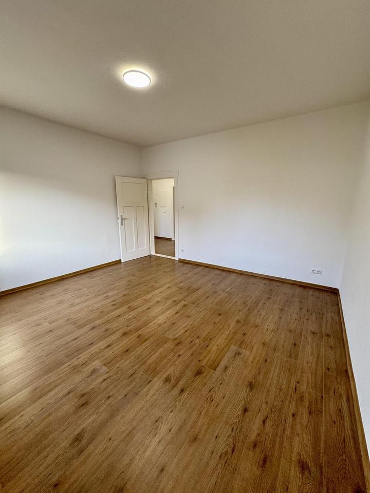 Moderner Altbau mit Stil - Renovierte 3-Zimmer-Wohnung mit Einbauküche & Balkon – Bild 3