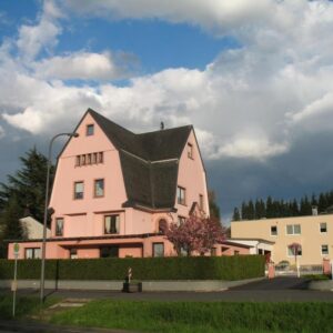 WG-Vermietung: Gepflegte, große Erdgeschoss Wohnung mit eigenem Garten