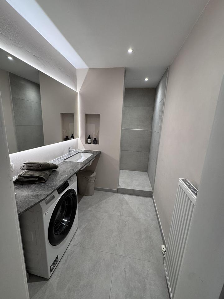 Denkmalgeschützter Altbau mit Charakter: Hohe Decken, viel Licht, stilvoll möbliert – Bild 9